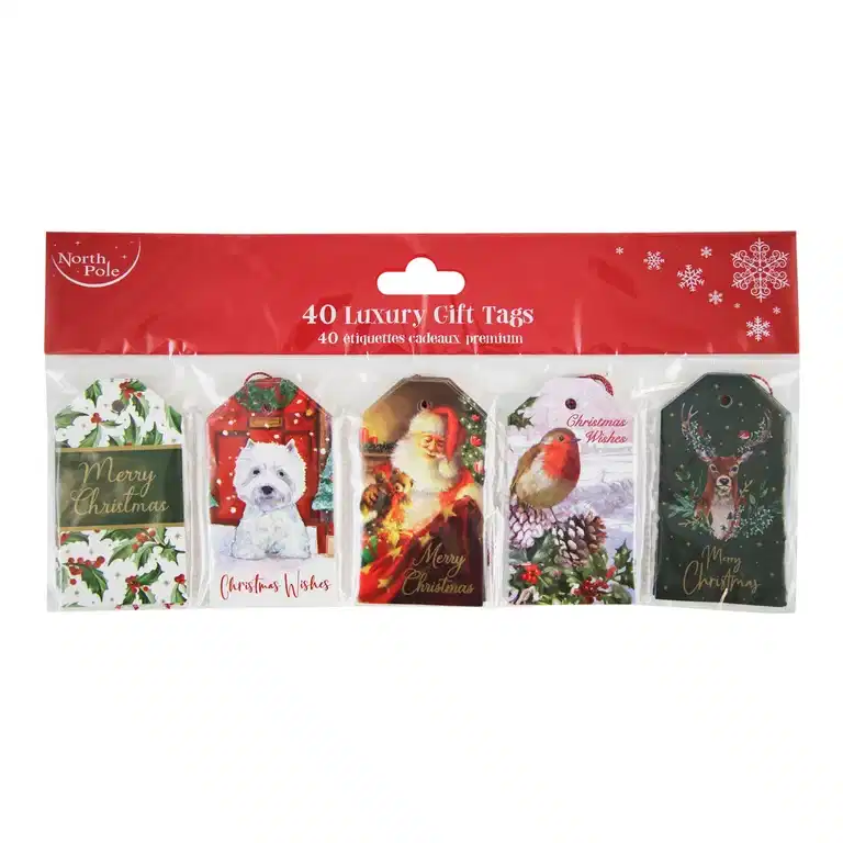 Julklappsetiketter hängande