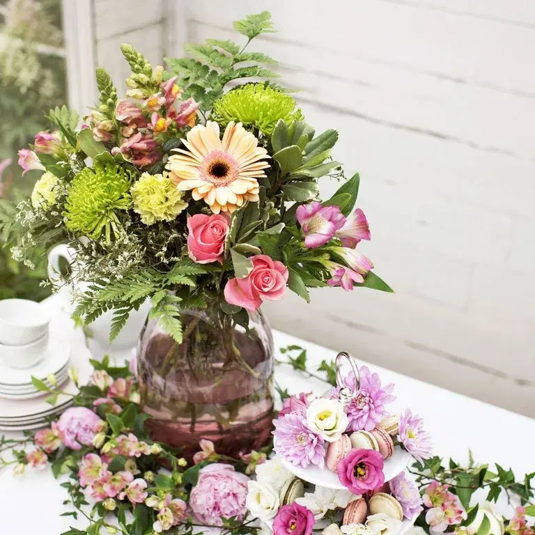 Duka med blommor på sommarens fester 