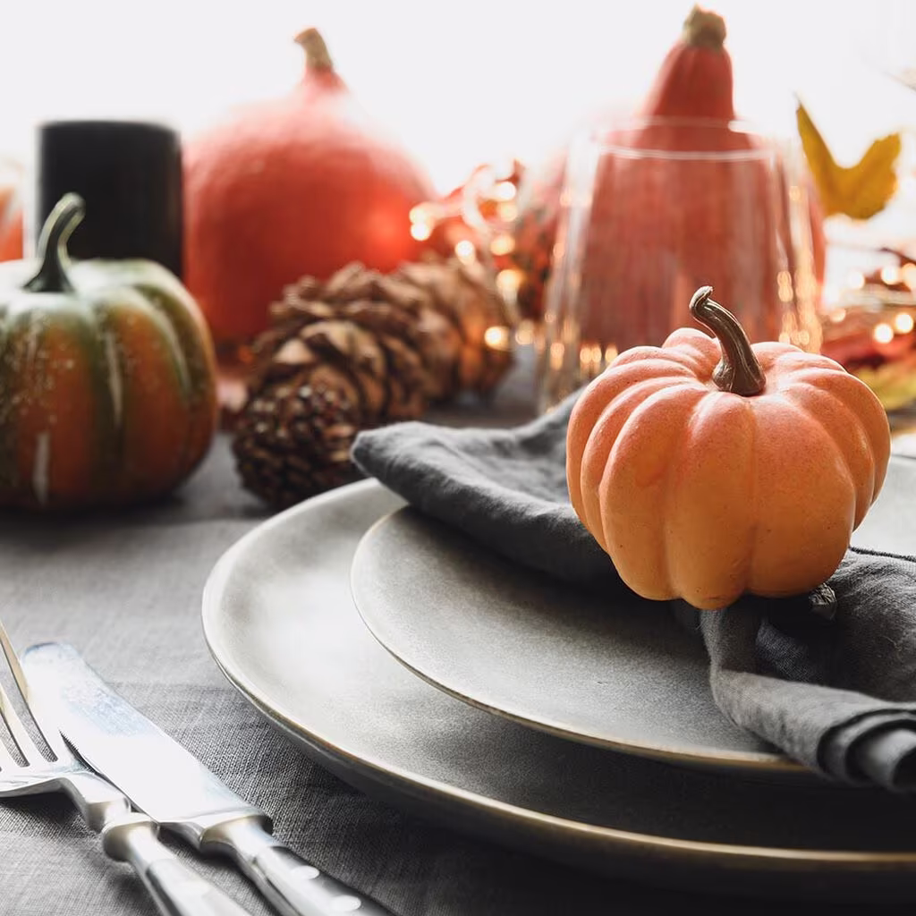 Duka till halloweenfest med blommor och pumpor