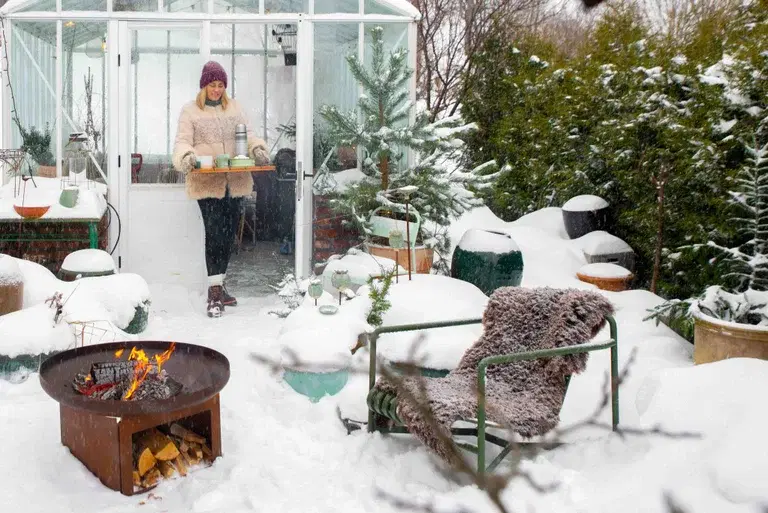 Trädgårdsbesök: Snöflingor och trädgårdsglädje hos Anniken i Holmestrand 