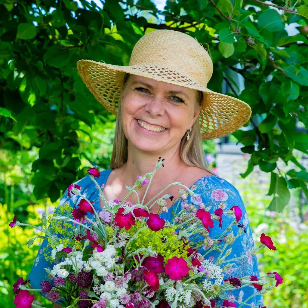 Romantisk och frodig trädgård hos Mette