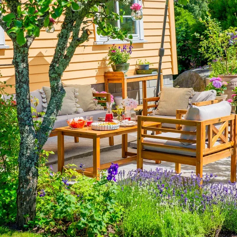 Garden visit: Romantic and abundant garden at Mette's