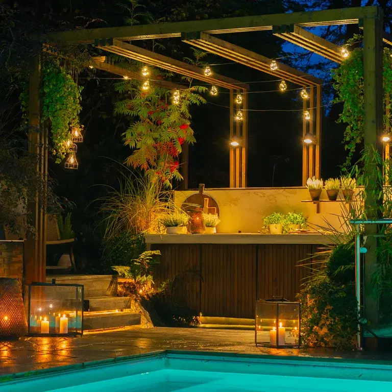 Trädgårdsbesök: Hanne skapar magisk höststämning med ljus i trädgården