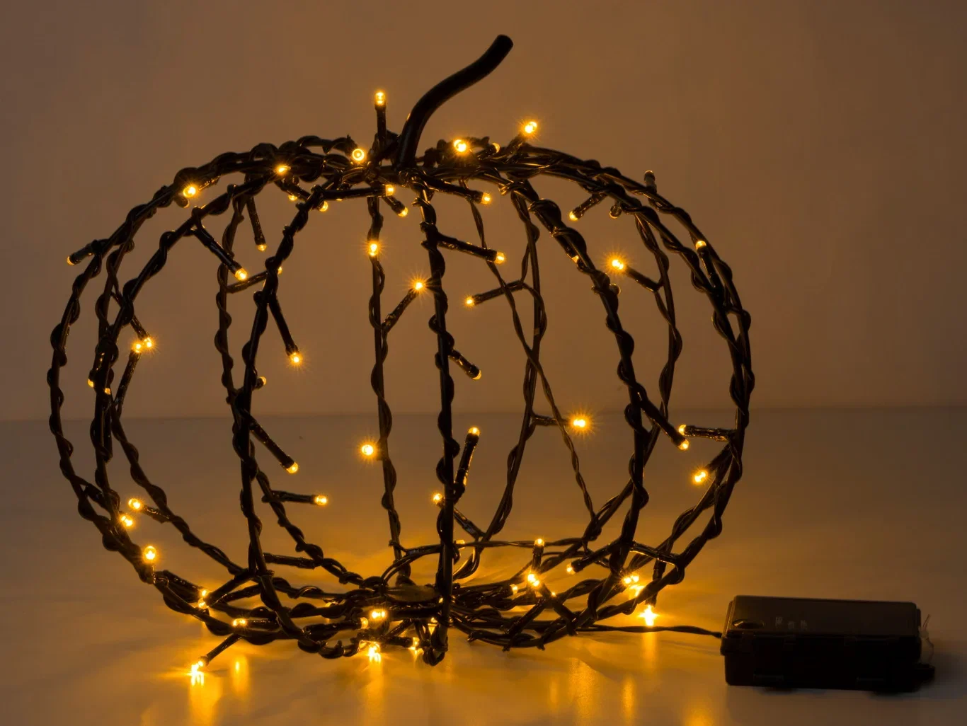 Halloweendekoration metallpumpa med LED-ljus