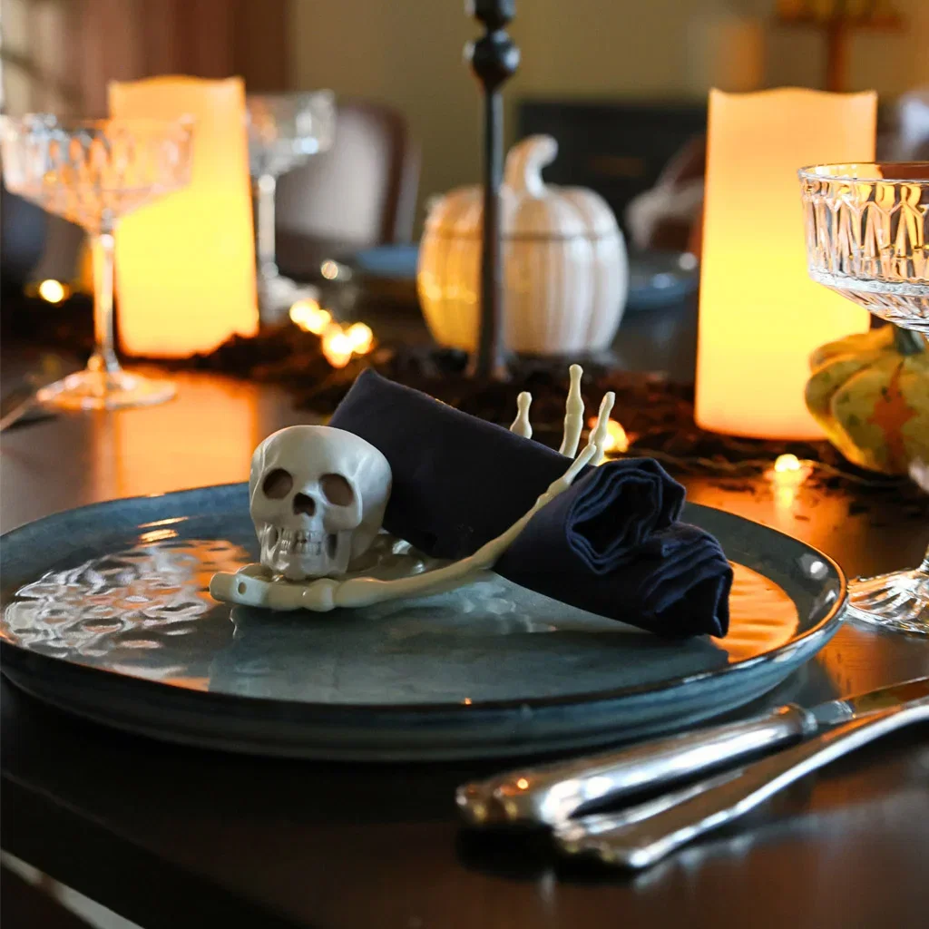 Ska du ha halloweenfest? Här är tips på två olika sätt att duka bordet på