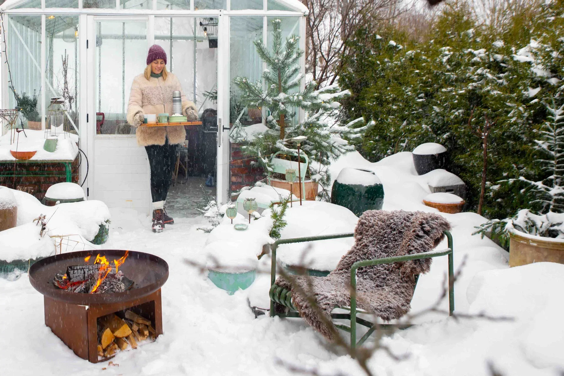 Trädgårdsbesök: Snöflingor och trädgårdsglädje hos Anniken i Holmestrand 