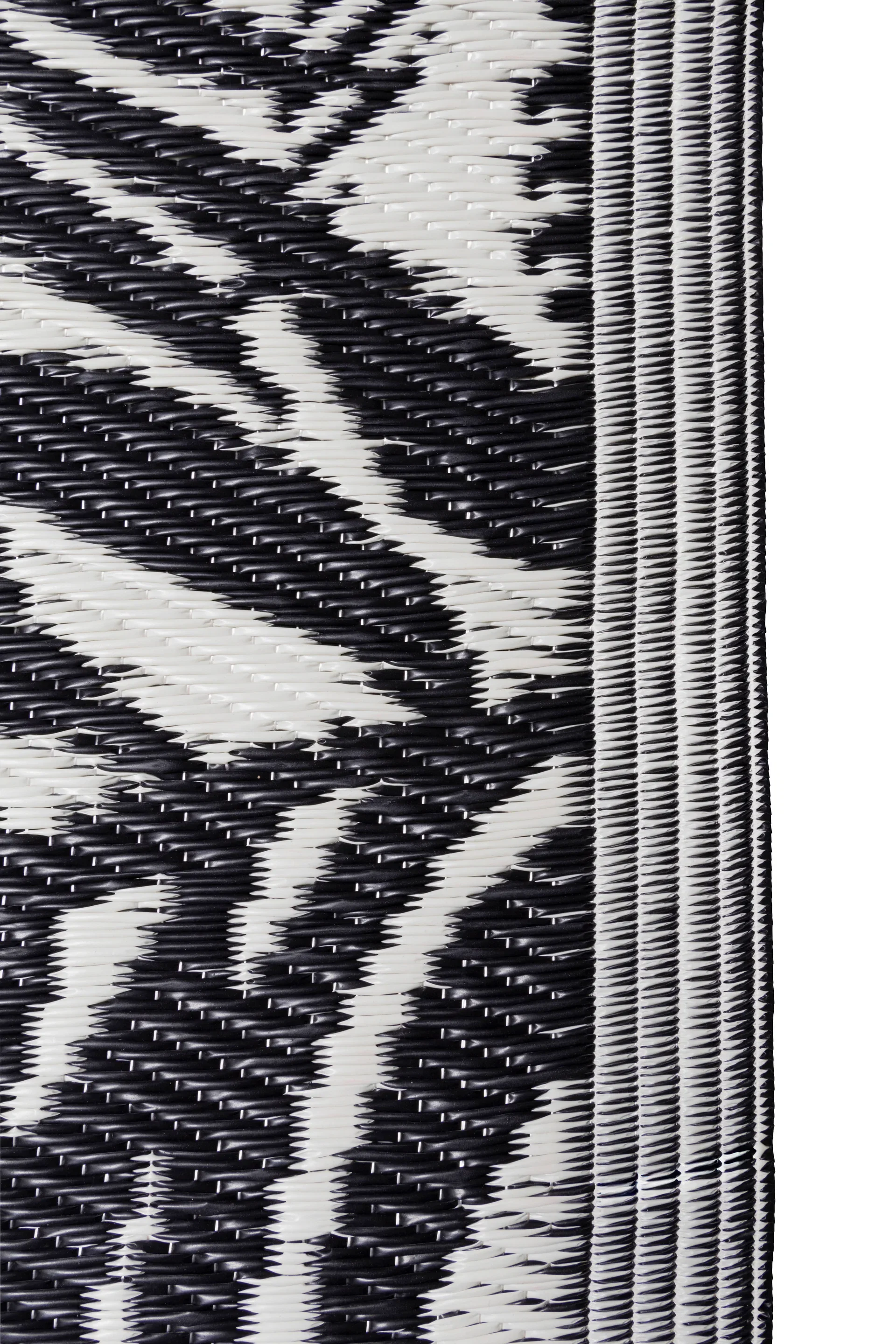 Outdoor Black Leaves