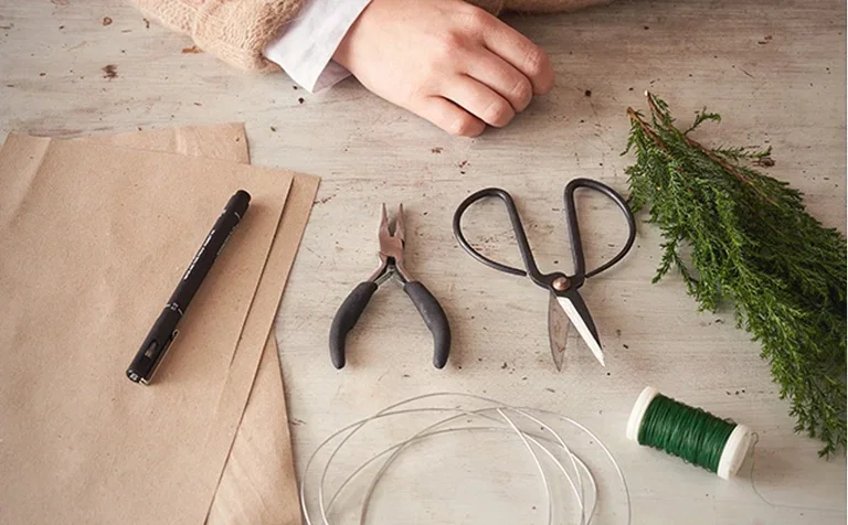 Make your own mini wreaths for table decorations
