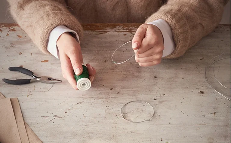Make your own mini wreaths for table decorations