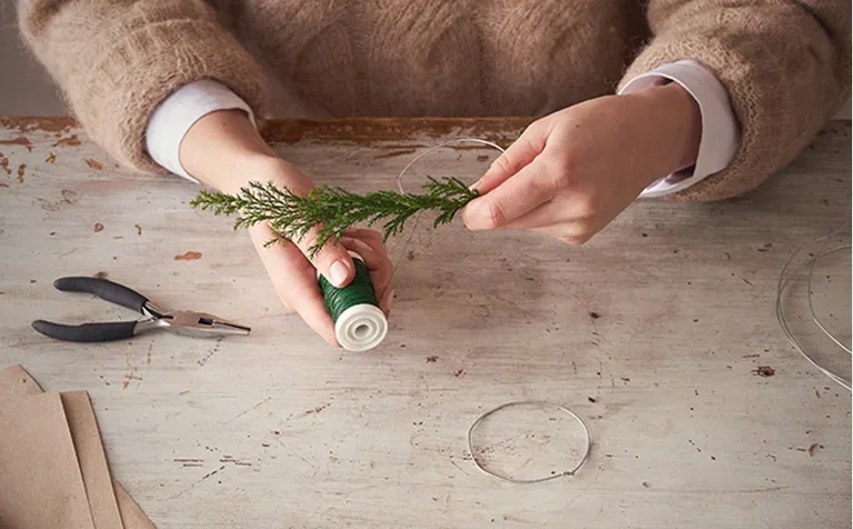 Make your own mini wreaths for table decorations