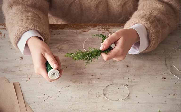 Make your own mini wreaths for table decorations
