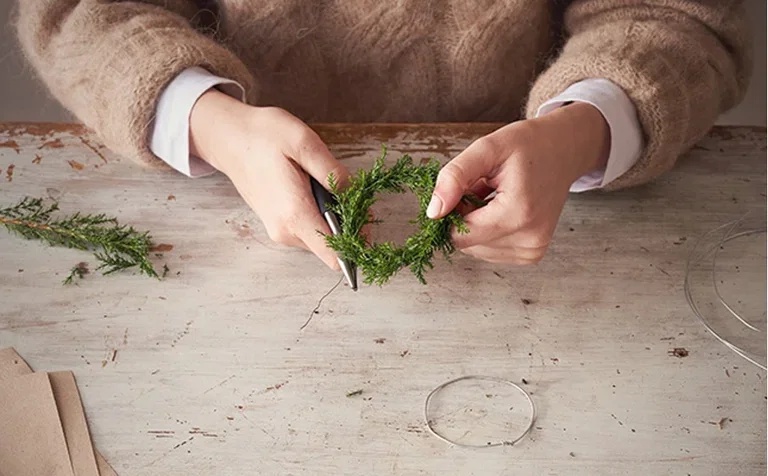 Make your own mini wreaths for table decorations