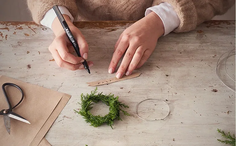 Make your own mini wreaths for table decorations