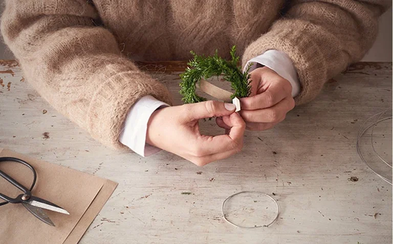 Make your own mini wreaths for table decorations