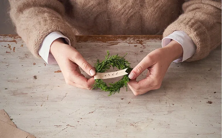 Make your own mini wreaths for table decorations