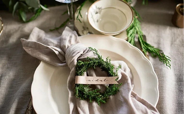 Make your own mini wreaths for table decorations