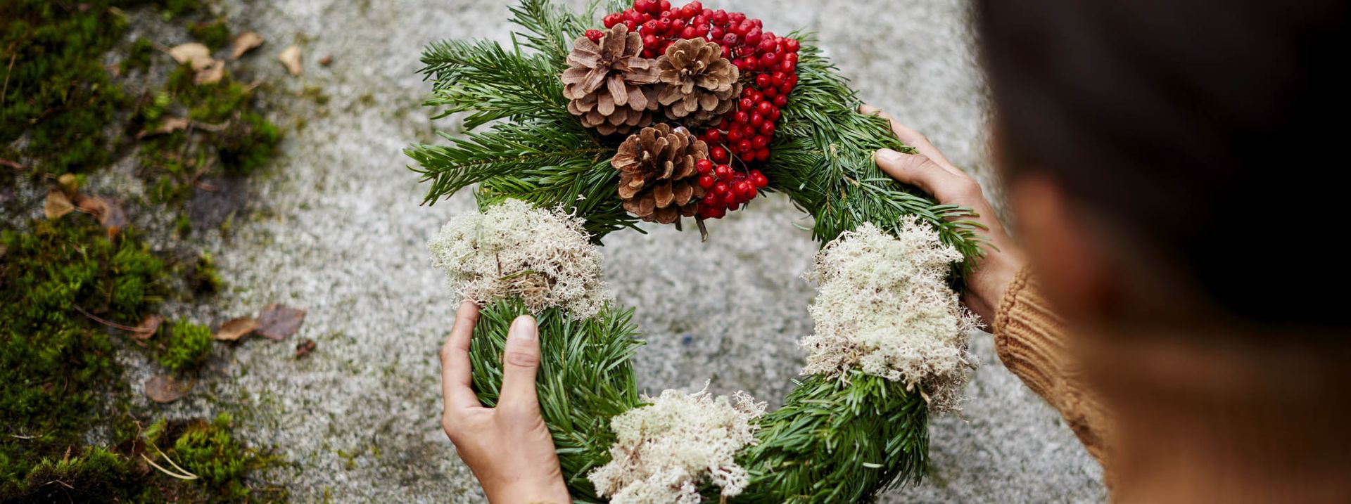 Detta är en bildillustration av  50 % på gravkransar och dekorationer